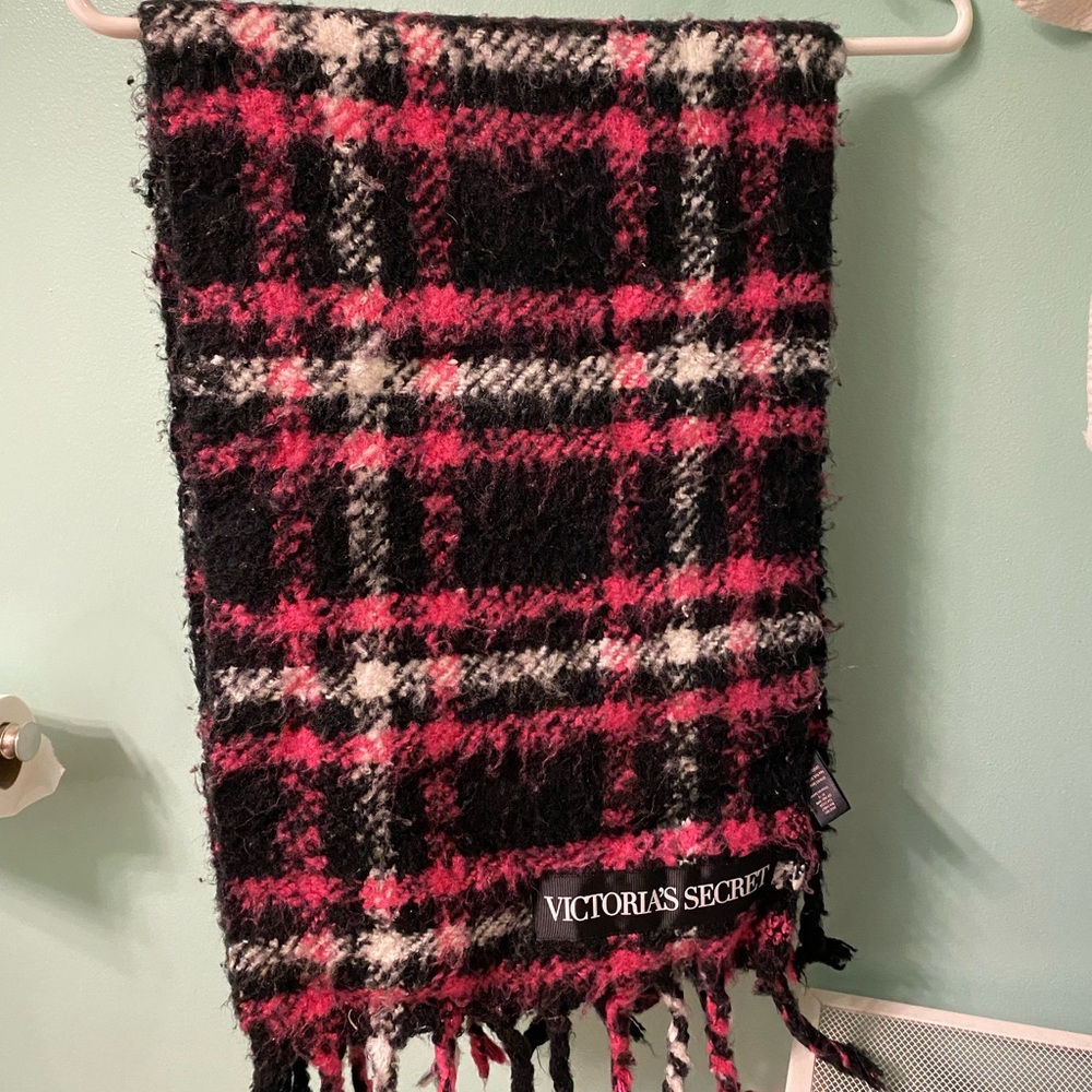 Women’s Victoria Secret scarf. Pink and Black.